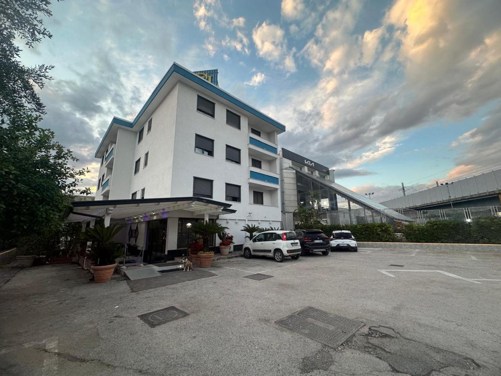 Hotel Clinton كازوريا المظهر الخارجي الصورة