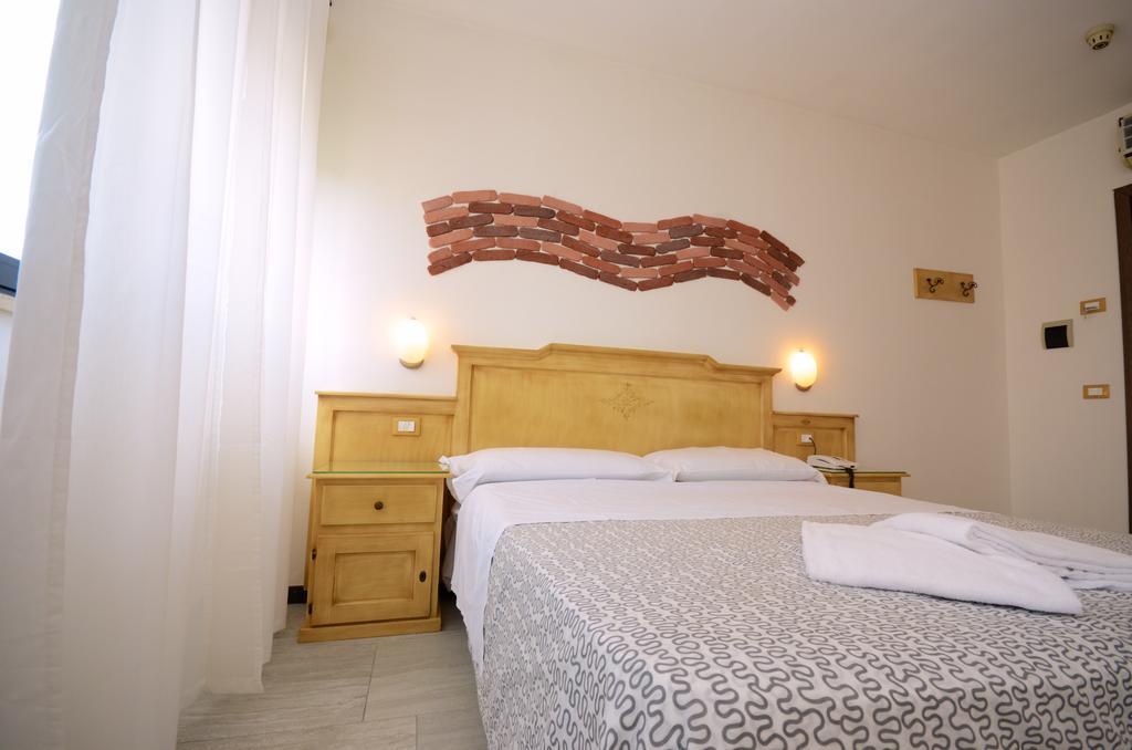 Hotel Clinton كازوريا المظهر الخارجي الصورة