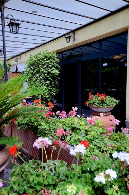 Hotel Clinton كازوريا المظهر الخارجي الصورة