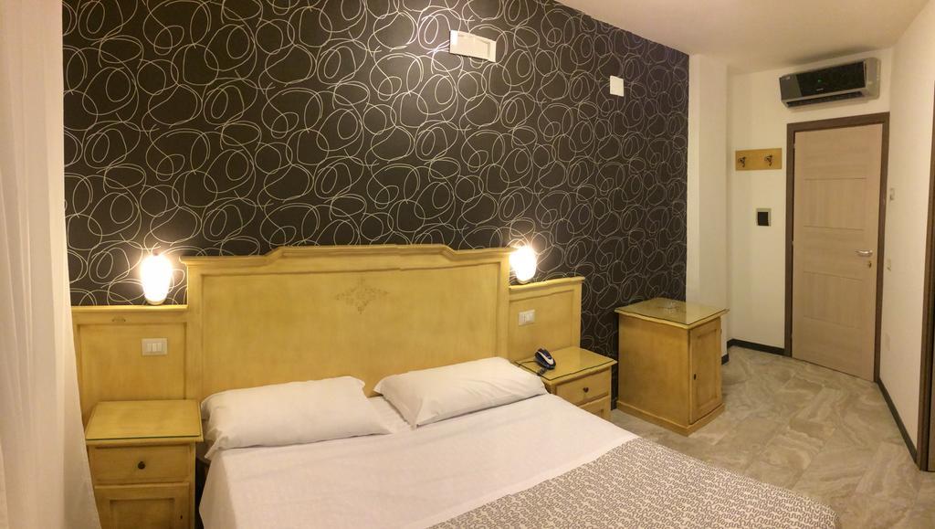 Hotel Clinton كازوريا المظهر الخارجي الصورة