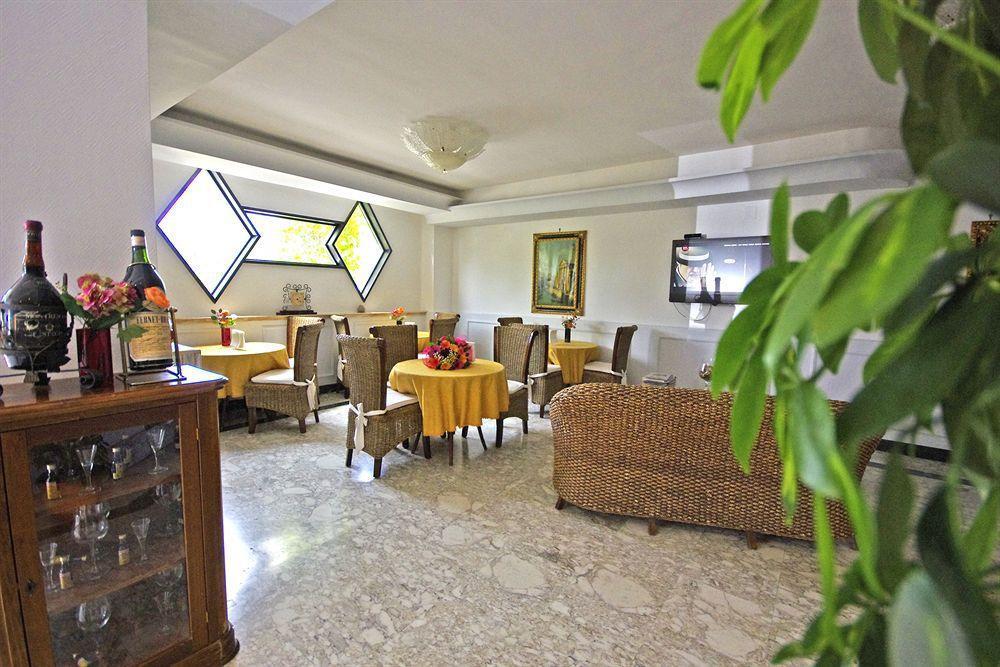 Hotel Clinton كازوريا المظهر الخارجي الصورة