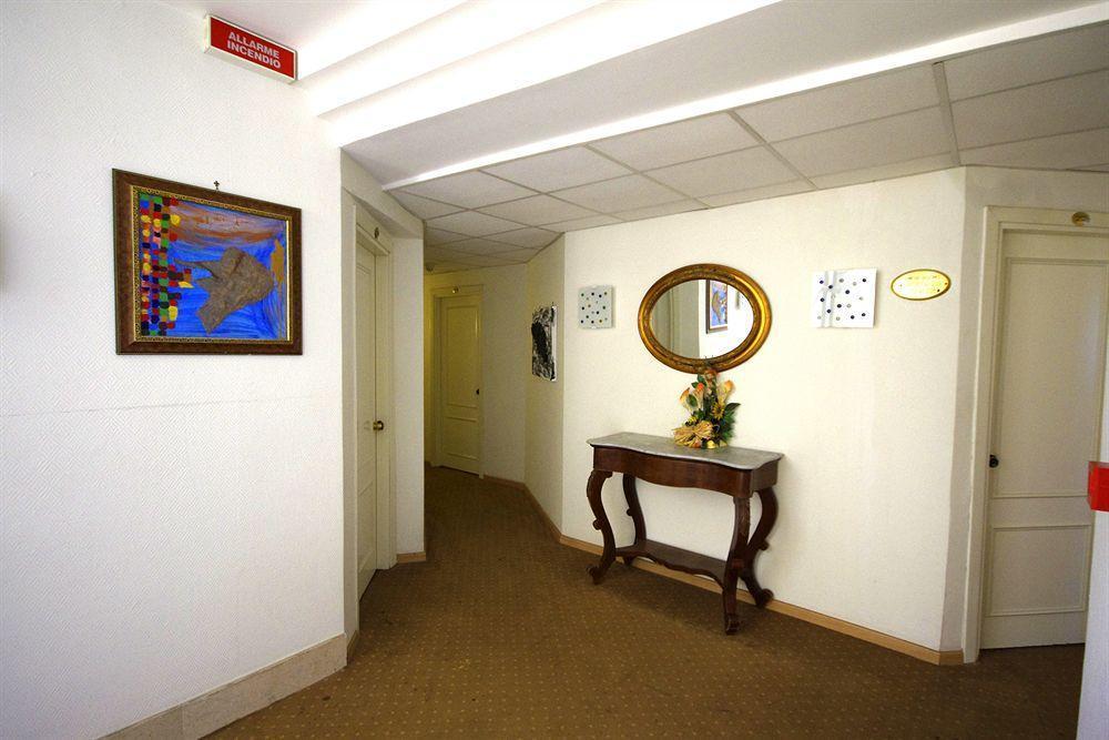 Hotel Clinton كازوريا المظهر الخارجي الصورة