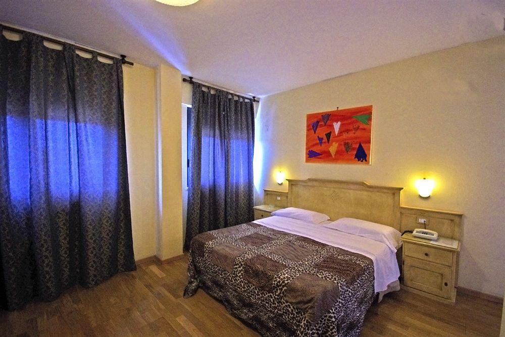 Hotel Clinton كازوريا المظهر الخارجي الصورة