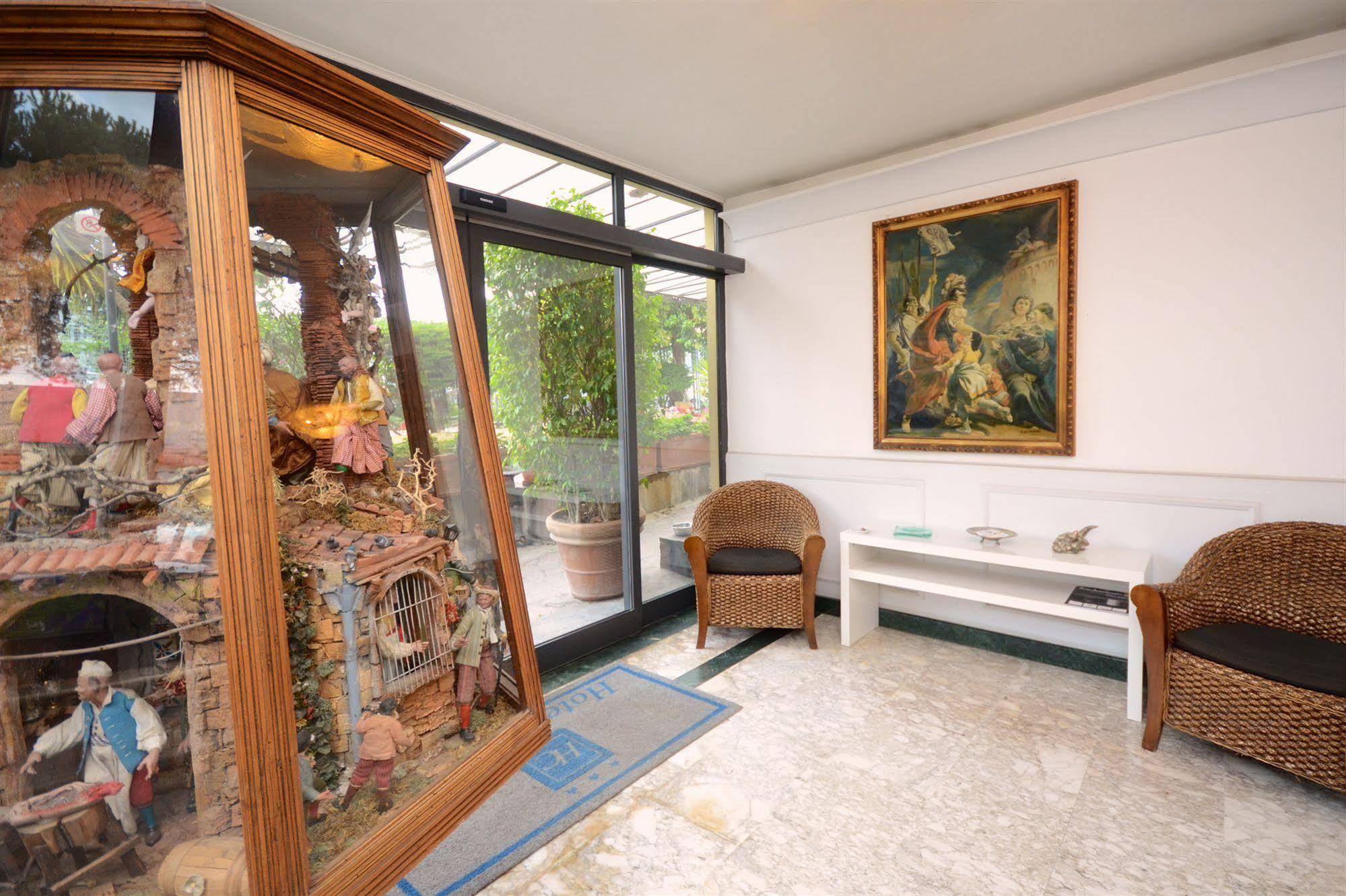 Hotel Clinton كازوريا المظهر الخارجي الصورة