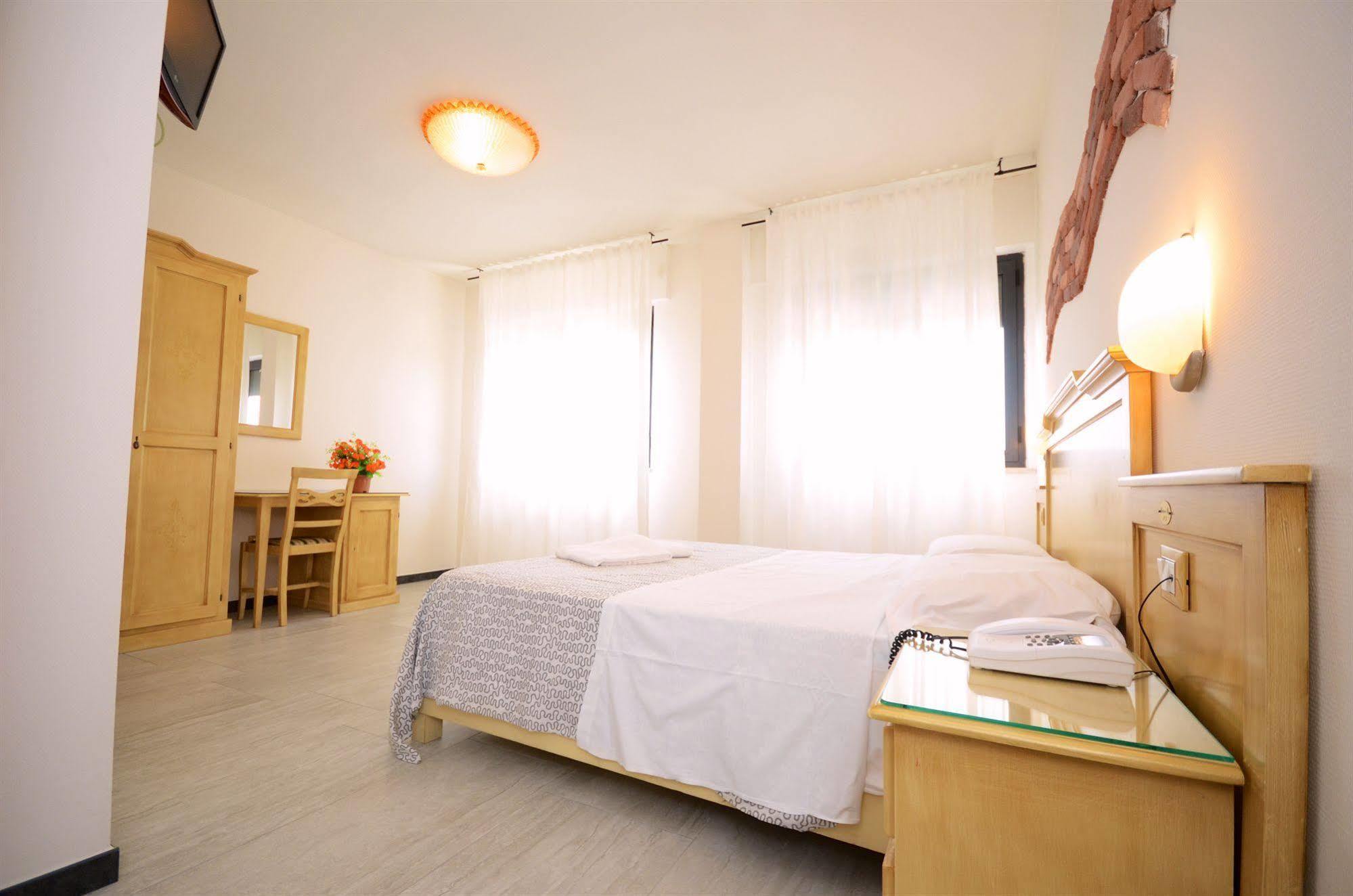 Hotel Clinton كازوريا المظهر الخارجي الصورة