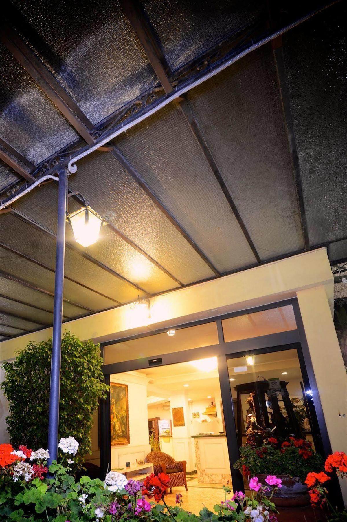 Hotel Clinton كازوريا المظهر الخارجي الصورة
