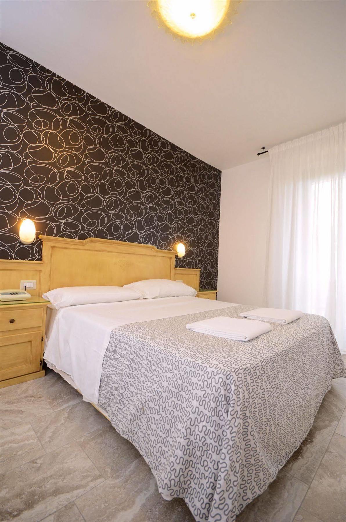 Hotel Clinton كازوريا المظهر الخارجي الصورة