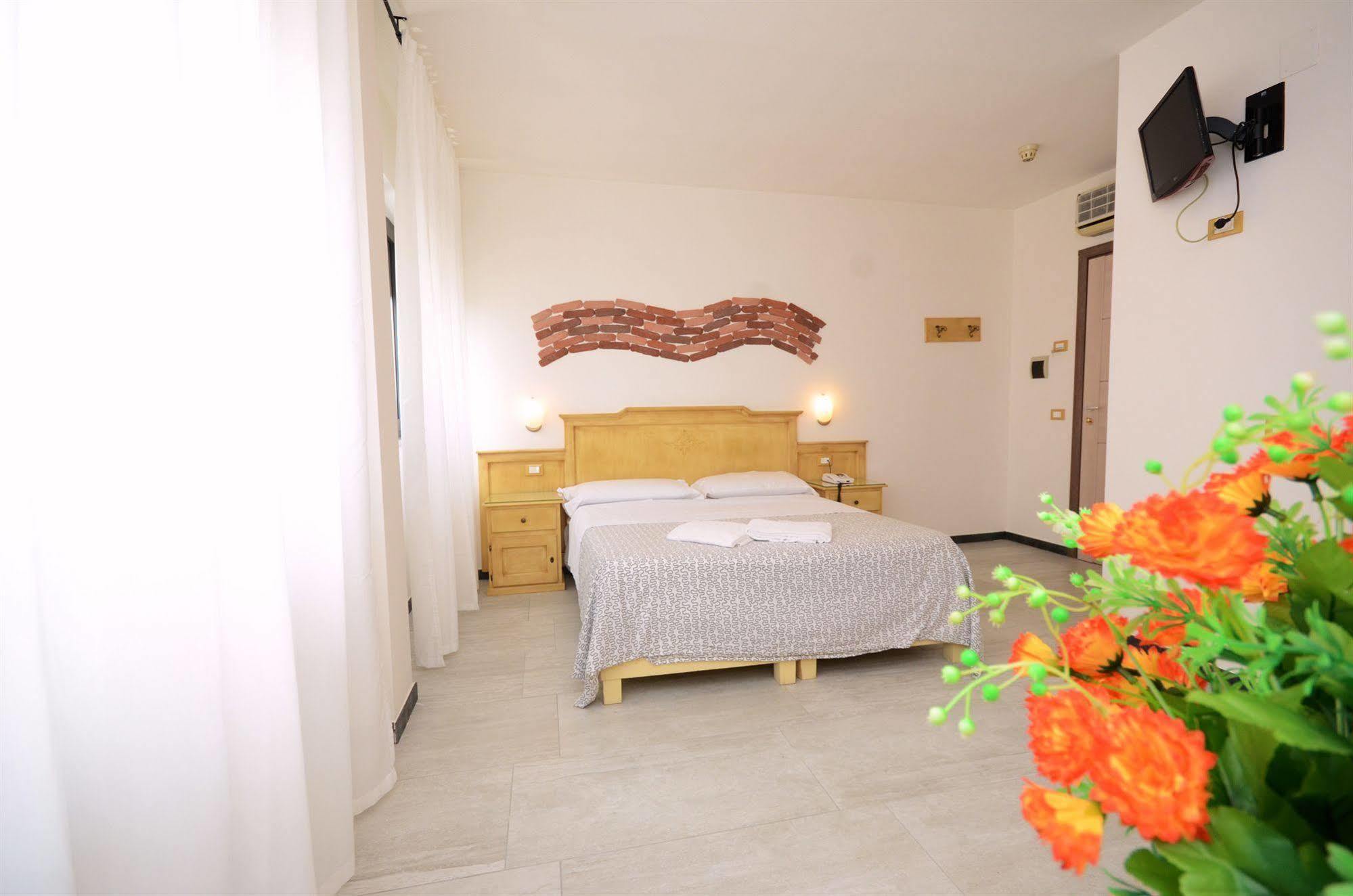 Hotel Clinton كازوريا المظهر الخارجي الصورة