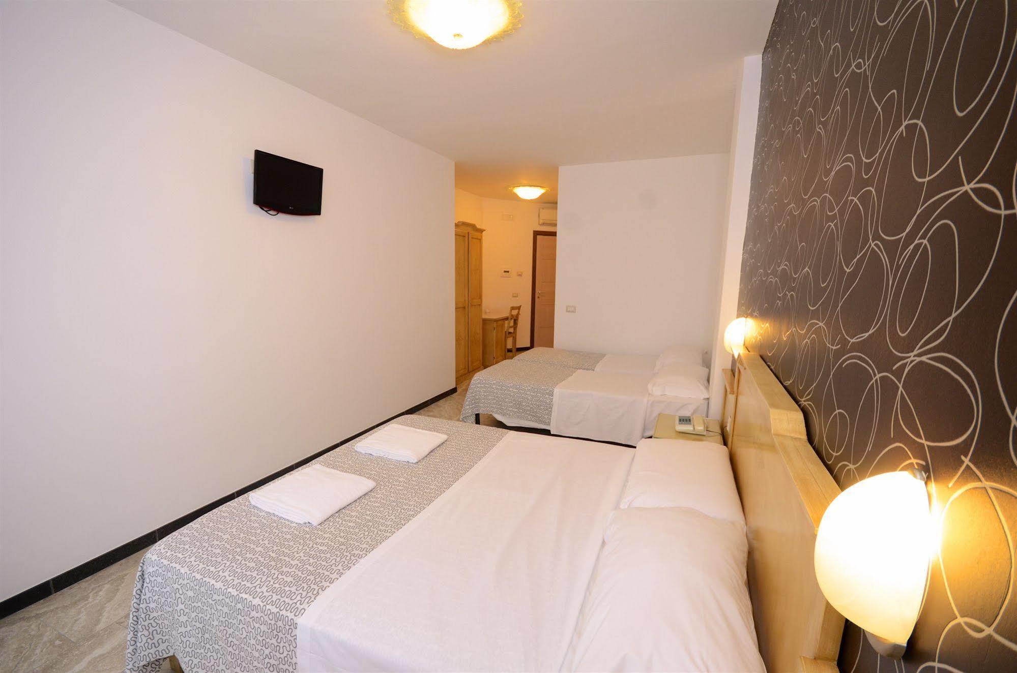 Hotel Clinton كازوريا المظهر الخارجي الصورة
