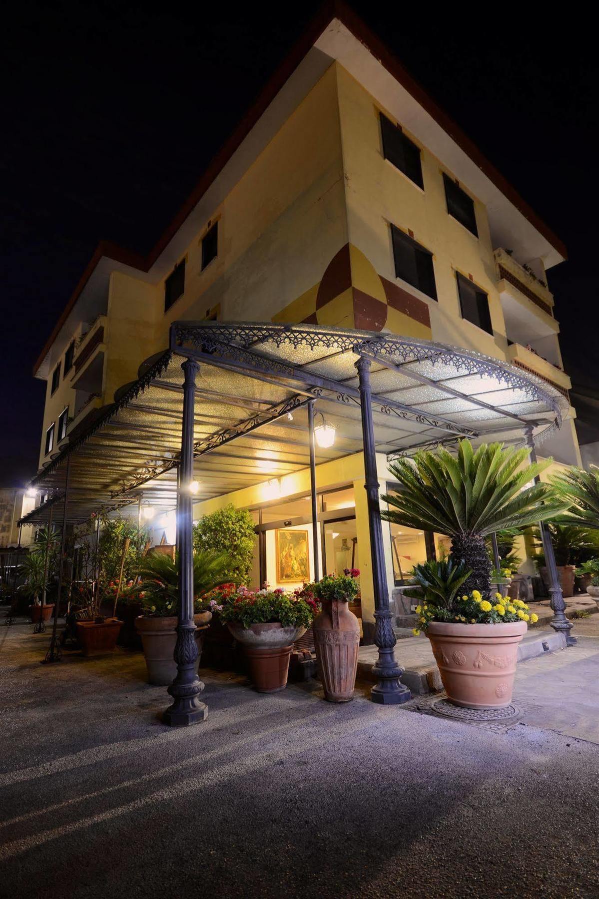 Hotel Clinton كازوريا المظهر الخارجي الصورة