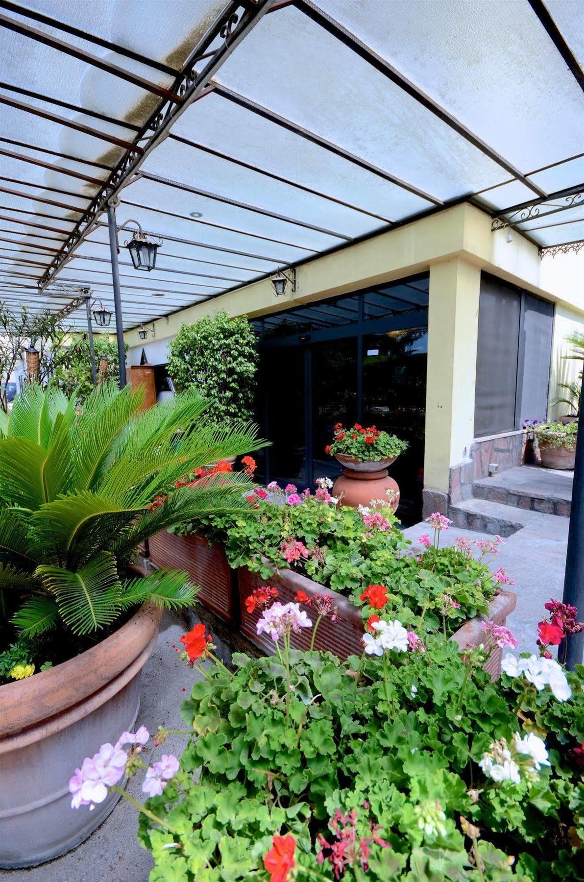 Hotel Clinton كازوريا المظهر الخارجي الصورة