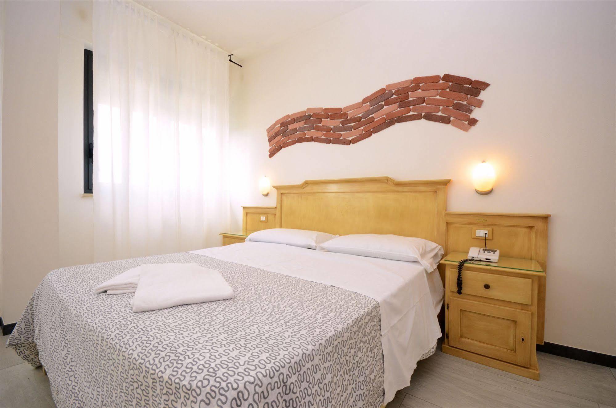 Hotel Clinton كازوريا المظهر الخارجي الصورة