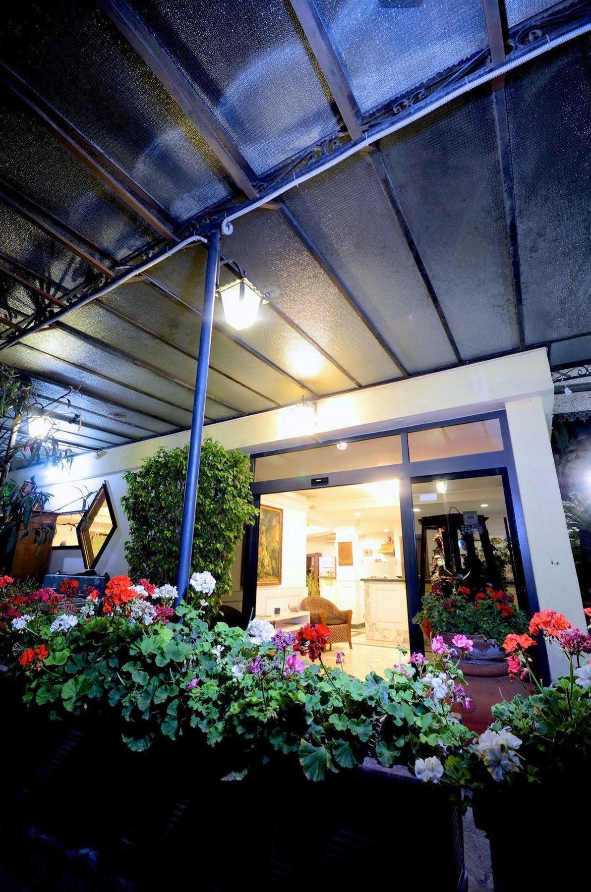 Hotel Clinton كازوريا المظهر الخارجي الصورة
