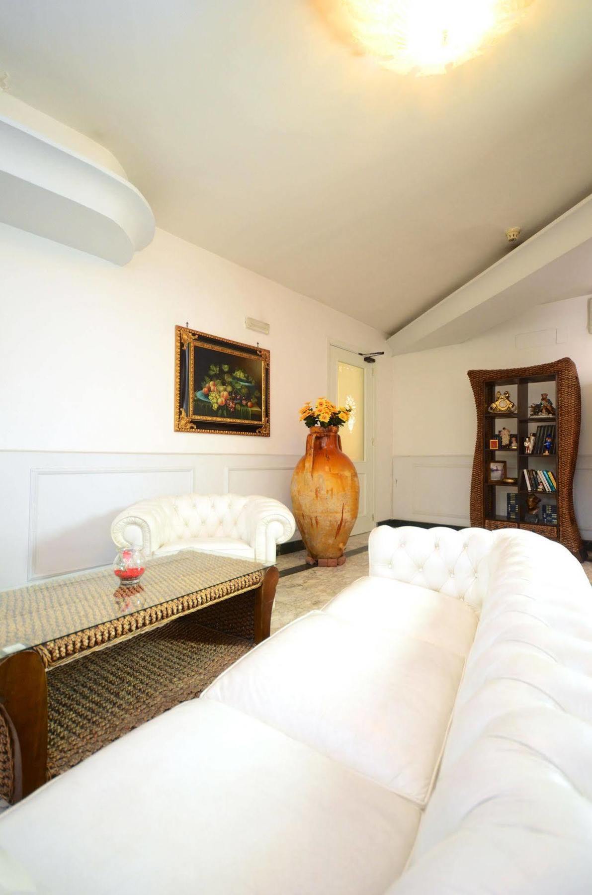 Hotel Clinton كازوريا المظهر الخارجي الصورة