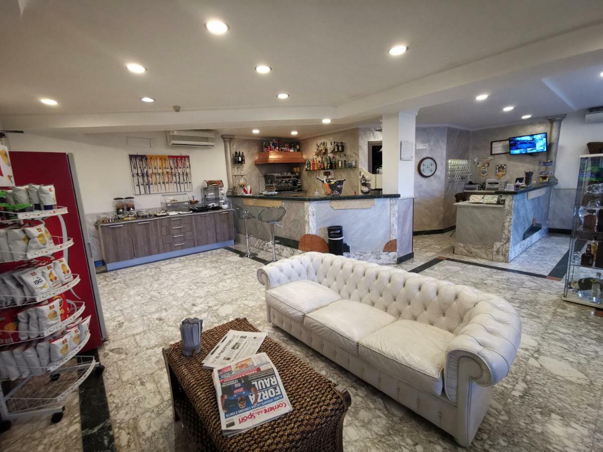 Hotel Clinton كازوريا المظهر الخارجي الصورة