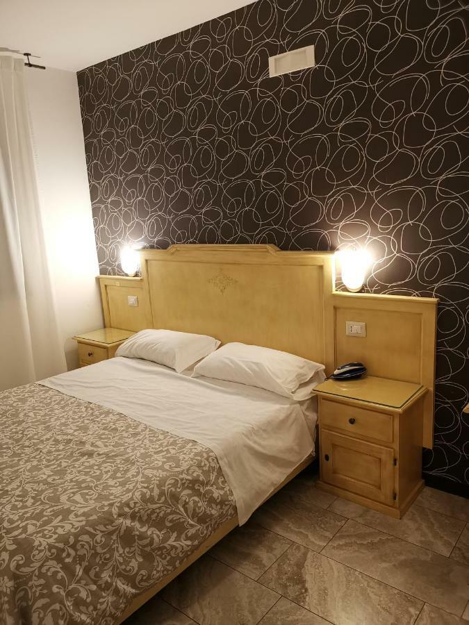 Hotel Clinton كازوريا الغرفة الصورة
